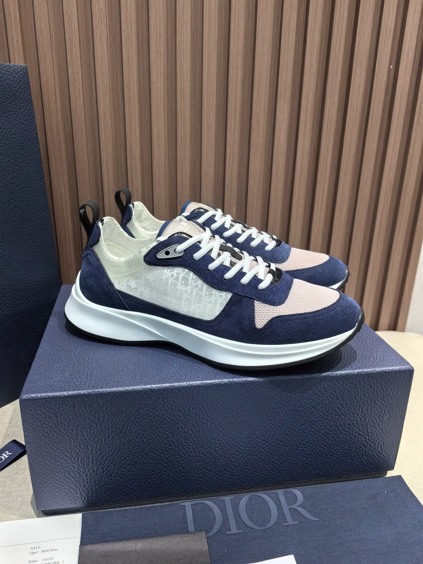Factory price: 440💰 🔍Top purchasing agent🇮🇹 Dior's super-popular sports shoes, popular for street men, are synchronized with the new product counters. The uppers are made of Italian original imported cowhide and matched with D's customized fabrics. It is a must-have for fashionistas. The complex craftsmanship is perfectly reproduced. Imported soft cowhide foot pads, soles: original soles specially provided by the original factory, exclusive movable molded soles are super comfortable, original factory follow-up goods, 🔍🔍high quality, you can enter and exit the counter at will, welcome to compare, code number 38-45 (46 can be customized and cannot be returned or exchanged)